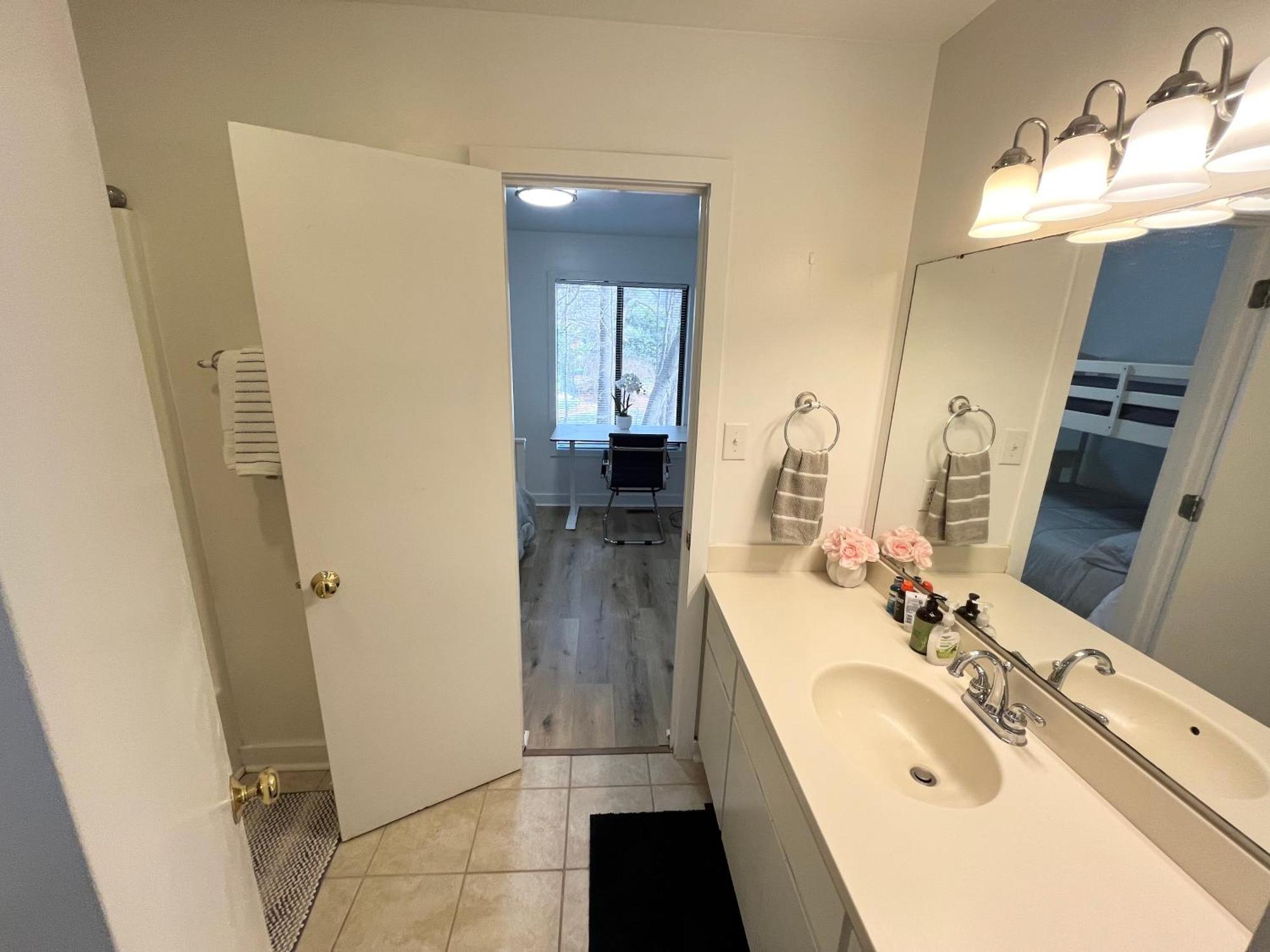 Spacious 2 Bedroom House Close To Unc Сasa de vacaciones
